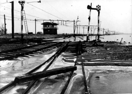 HUA-152835-Afbeelding van het deels overstroomde en weggespoelde emplacement te Lage Zwaluwe kort na de watersnoodramp