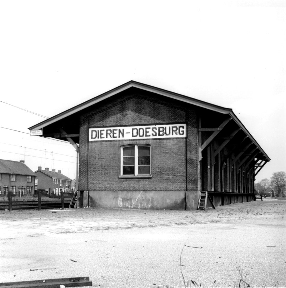 HUA-166337-Gezicht op de goederenloods bij het N.S.-station Dieren-Doesburg te Dieren. N.B. De stationsnaam Dieren-Doesburg is op 30 mei 1976 gewijzigd in Dieren