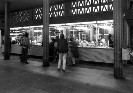HUA-152517-Interieur van de hal met loketten in het N.S.-station Leiden te Leiden