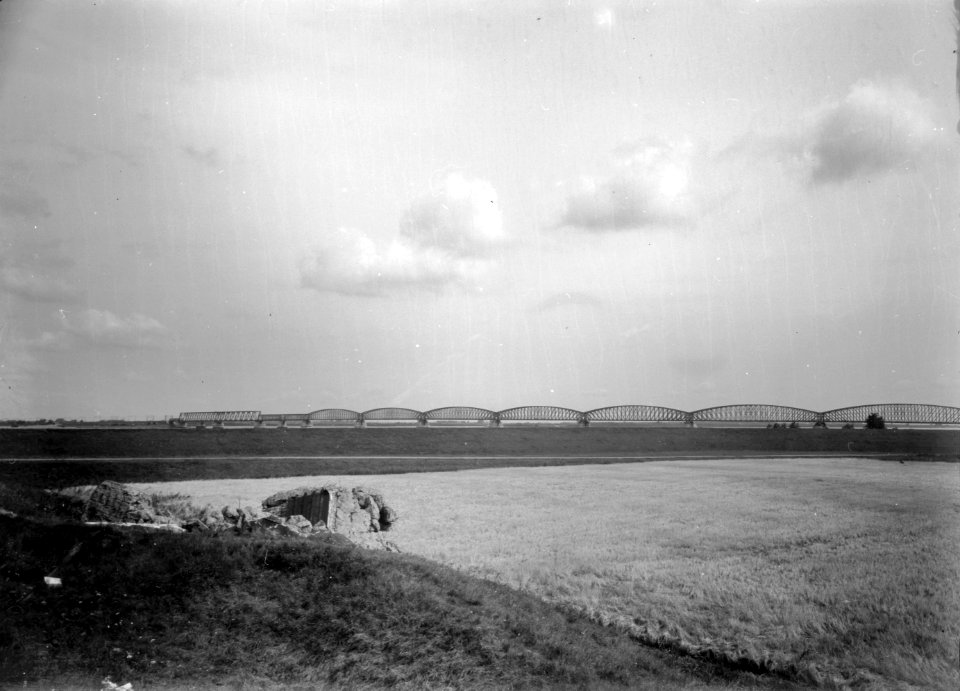 HUA-152700-Gezicht op de spoorbrug over het Hollands Diep bij Moerdijk. Links een nieuwe, definitieve overspanning, rechts daarvan een tijdelijk brugdeel en een aantal oude, oorspronkelijke overspanningen