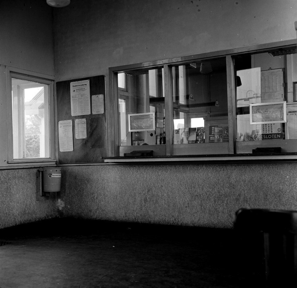 HUA-152523-Interieur van de hal met loketten in het N.S.-station Leidschendam-Voorburg te Leidschendam