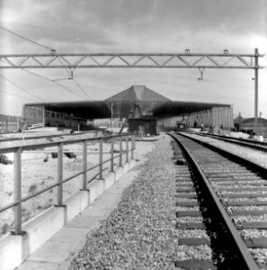HUA-166191-Gezicht op de perrons en perronkap van het in aanbouw zijnde NS station Schiedam te Schiedam