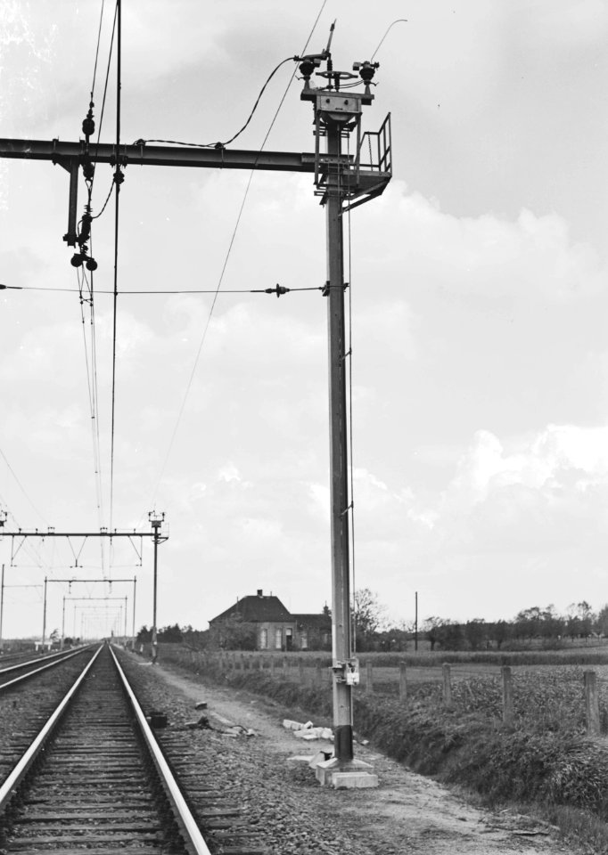 HUA-166429-Afbeelding van de (Belgische) bovenleiding op het traject Roosendaal - Essen
