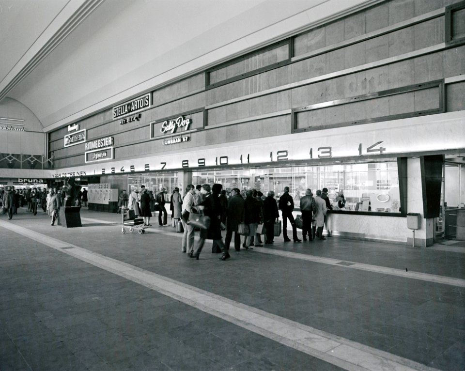 HUA-152547-Interieur van het N.S.-station Rotterdam C.S. te Rotterdam- hal, met loketten