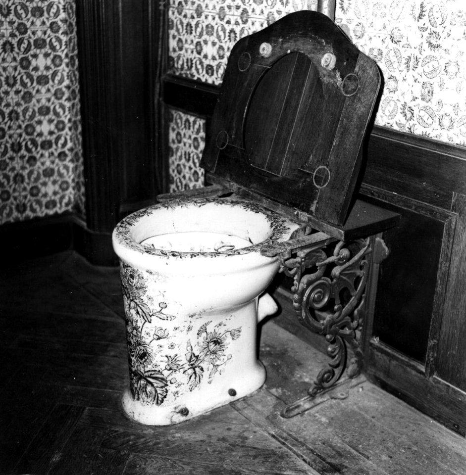 HUA-153765-Afbeelding van de gedecoreerde toiletpot in het toilet van de Koninklijke wachtkamer van het NS station Amsterdam CS te Amsterdam