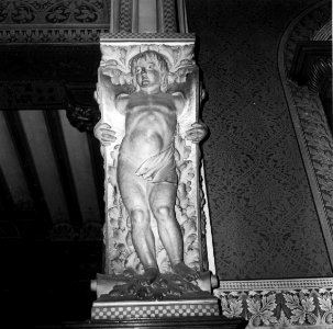 HUA-153762-Afbeelding van een gebeeldhouwde console in de Koninklijke wachtkamer van het N.S.-station Amsterdam C.S. te Amsterdam