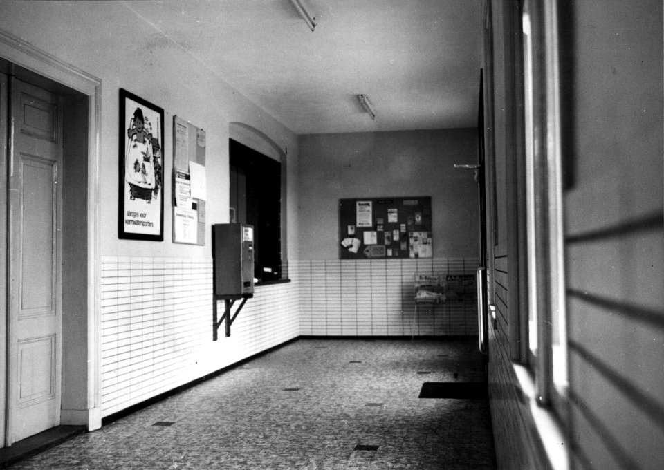 HUA-152528-Interieur van het N.S.-station Meerssen te Meerssen- hal met loket