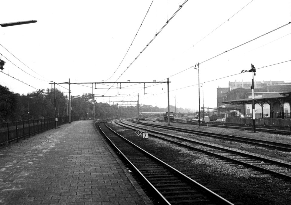HUA-153290-Gezicht op het perron en het emplacement van het N.S.-station Oss te Oss