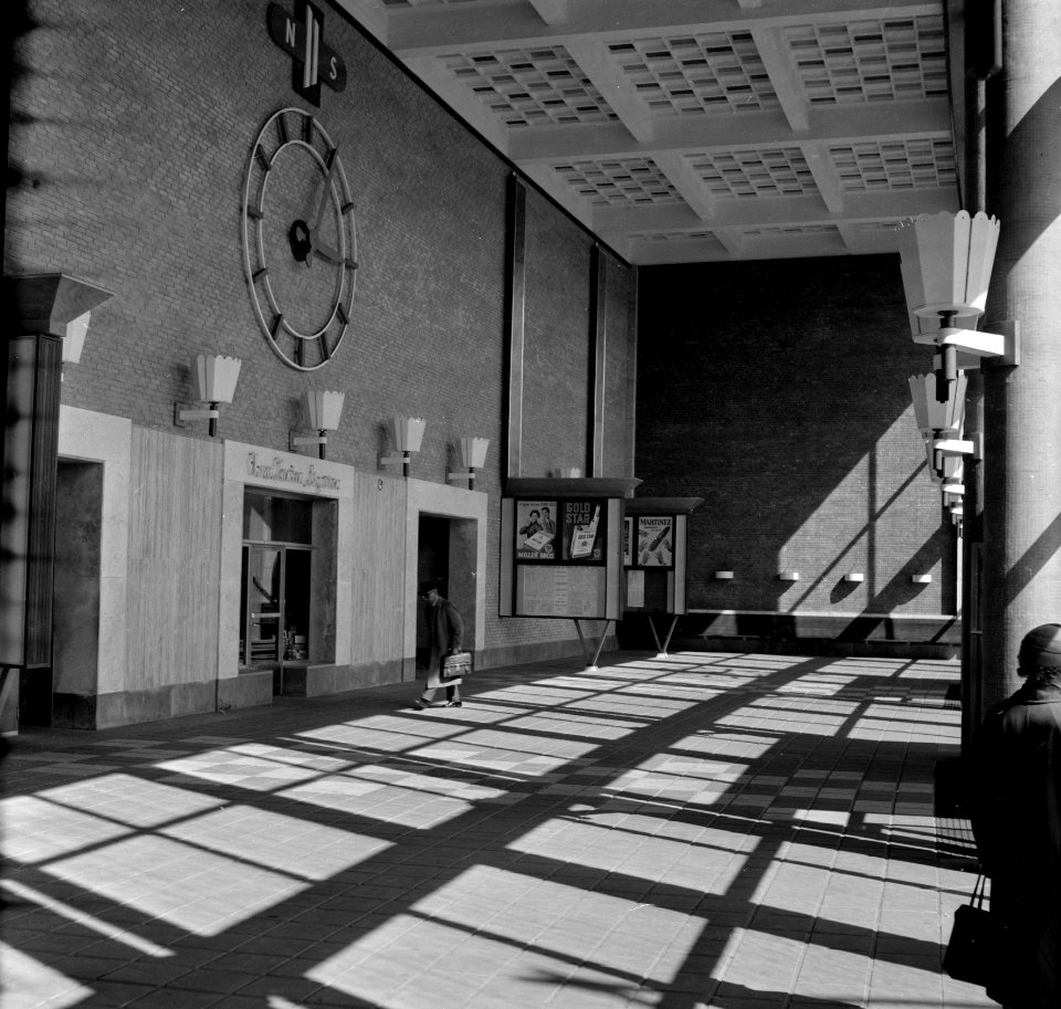 HUA-152556-Interieur van de hal in het N.S.-station Rotterdam Hofplein te Rotterdam