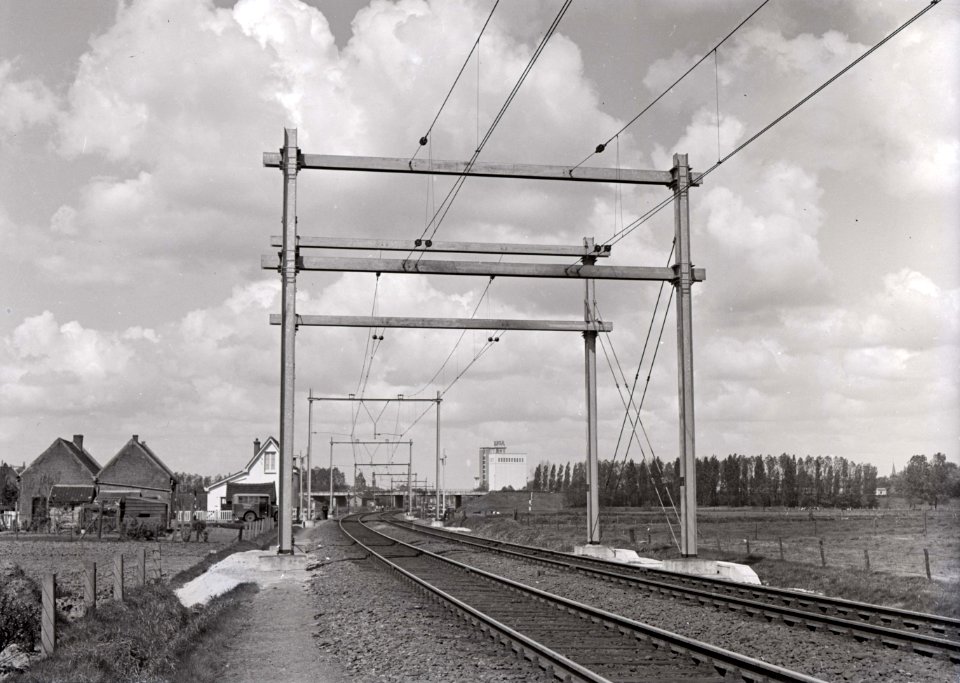 HUA-166460-Afbeelding van de sluis in de bovenleiding op de grens tussen Nederland en België in de spoorlijn Roosendaal Essen voor de overgang van de Nederlandse