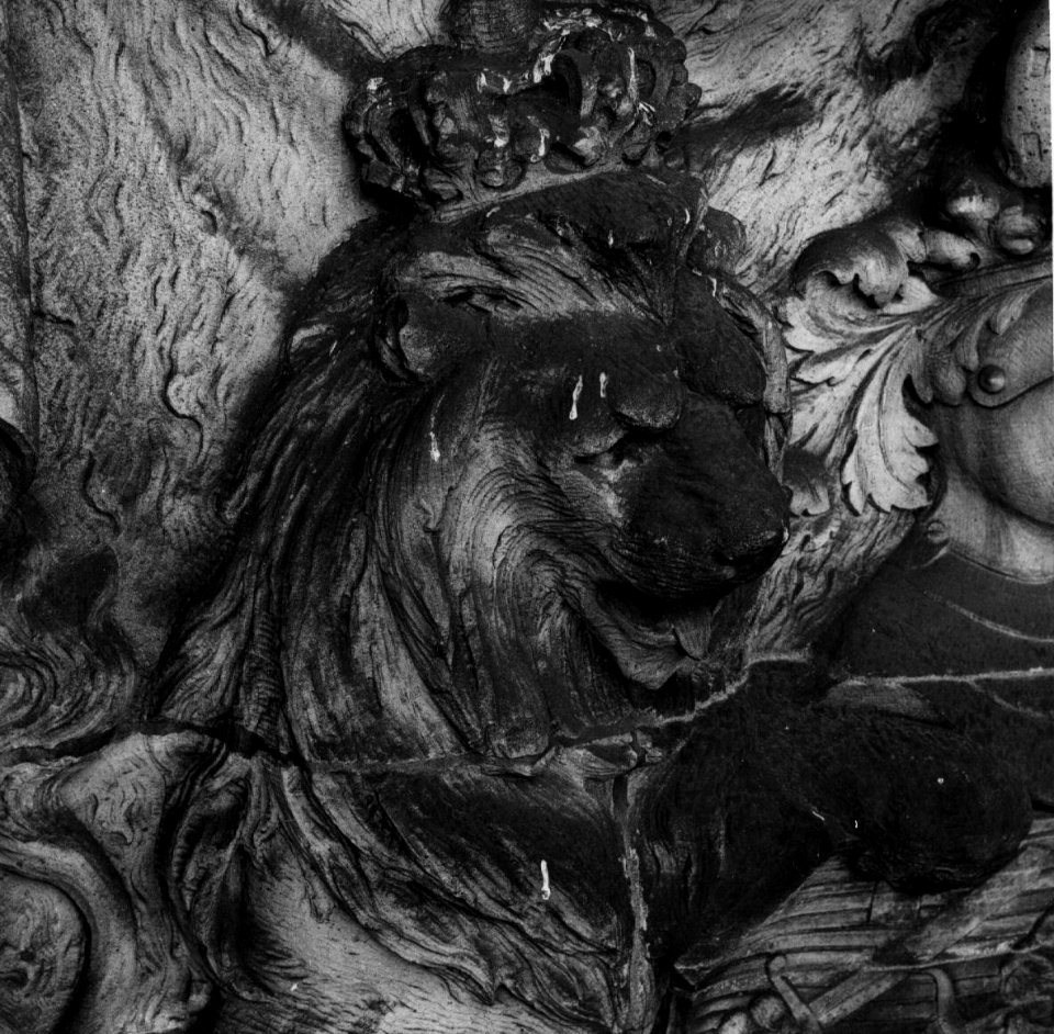 HUA-153752-Detail van het gebeeldhouwde alliantiewapen van Willem III en Emma aan het Koninklijk paviljoen van het N.S.-station Amsterdam C.S. te Amsterdam, voorstellende een gekroonde leeuw