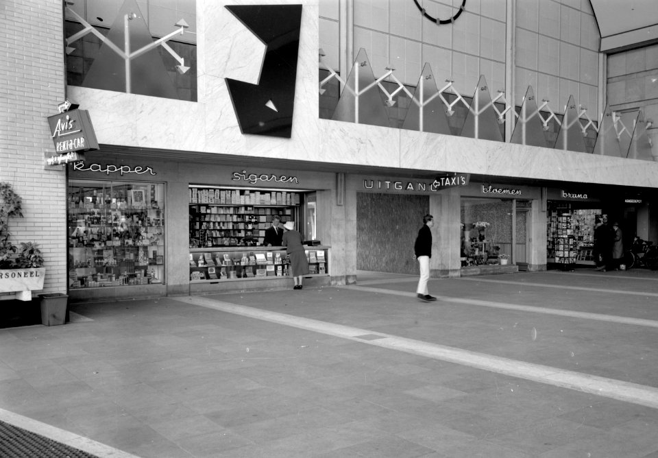 HUA-152572-Interieur van het N.S.-station Rotterdam C.S. te Rotterdam- hal met kiosken