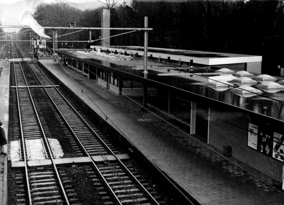 HUA-153072-Gezicht op de perronzijde van het N.S.-station Driebergen-Zeist te Driebergen-Rijsenburg, met links op de achtergrond de overwegwachterspost
