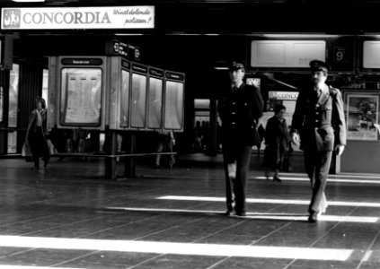 HUA-153305-Afbeelding van een spoorwegpolitiebeambte op het N.S.-station Utrecht C.S. te Utrecht