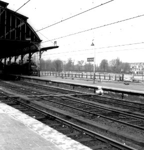 HUA-166197-Gezicht op de perrons van het N.S.-station Den Haag S.S. te Den Haag, kort voor de sloop van het station