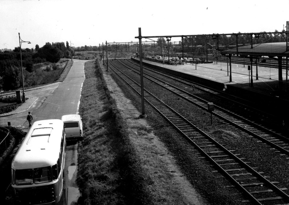 HUA-153092-Gezicht op de sporen en het perron van het N.S.-station Geldermalsen te Geldermalsen