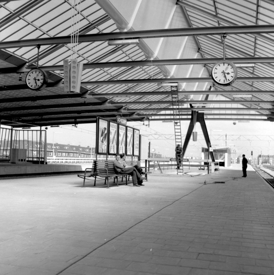 HUA-166190-Gezicht op het tweede perron van het nieuwe NS station Schiedam te Schiedam