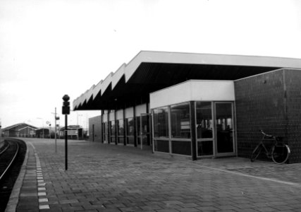 HUA-153097-Gezicht op de perronzijde van het N.S.-station Gorinchem te Gorinchem
