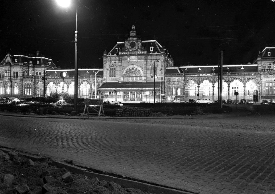 HUA-153817-Gezicht op het verlichte N.S.-station Groningen te Groningen