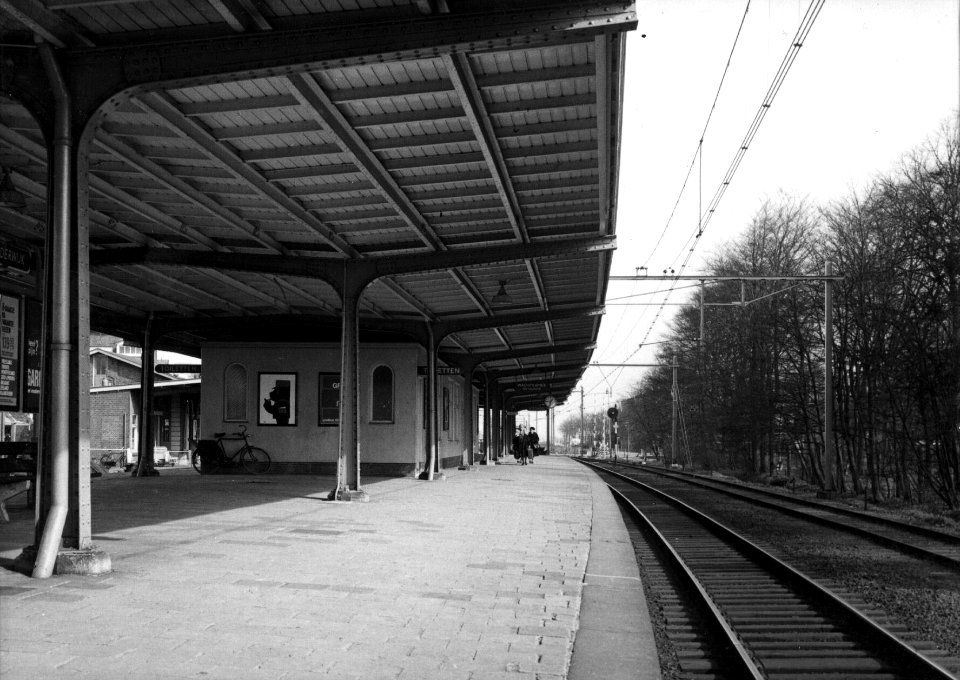 HUA-153105-Gezicht op het perron met perronkap van het N.S.-station Harderwijk te Harderwijk