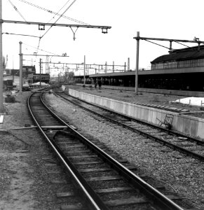 HUA-166212-Gezicht op het in aanleg zijnde vierde perron van het N.S.-station Utrecht C.S. te Utrecht