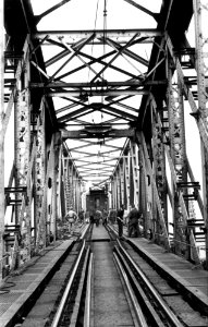 HUA-164392-Afbeelding van het verwijderen van de bovenleiding ten behoeve van het uitvaren van één van de tijdelijke brugdelen van de spoorbrug over het Hollands