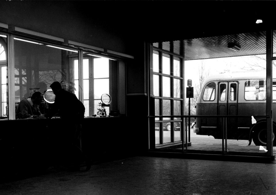 HUA-152479-Interieur van het N.S.-station Harderwijk te harderwijk- hal en loketten