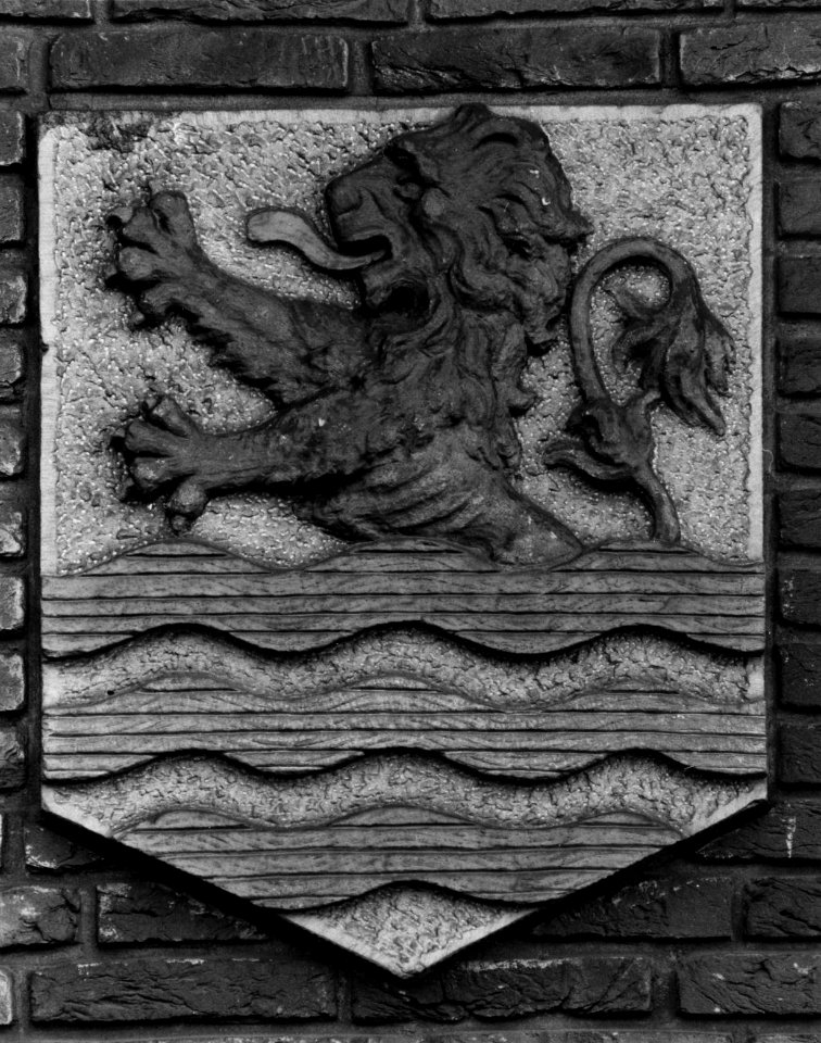 HUA-153992-Afbeelding van het provinciewapen van Zeeland aan de voorgevel van het N.S.-station 's-Hertogenbosch te 's-Hertogenbosch