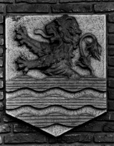 HUA-153992-Afbeelding van het provinciewapen van Zeeland aan de voorgevel van het N.S.-station 's-Hertogenbosch te 's-Hertogenbosch