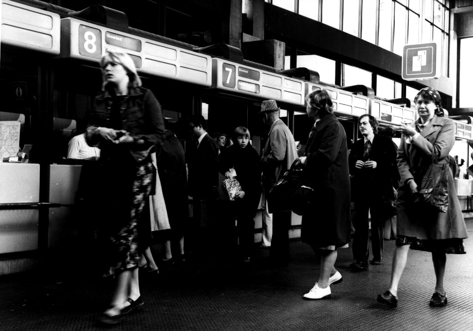 HUA-152474-Interieur van het N.S.-station Utrecht C.S. te Utrecht- reizigers aan het loket