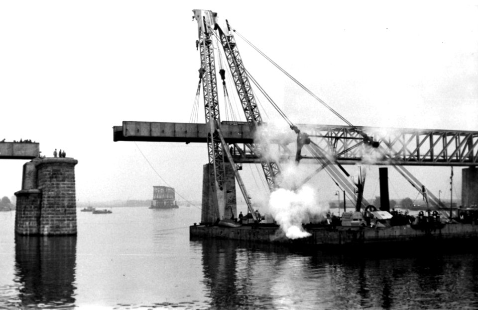 HUA-164377-Afbeelding van het terugplaatsen van een brugdeel van de spoorbrug over de Beneden Merwede bij Baanhoek, na de doorvaart van een brugdeel bestemd voor het definitieve herstel van de spoorbrug over het