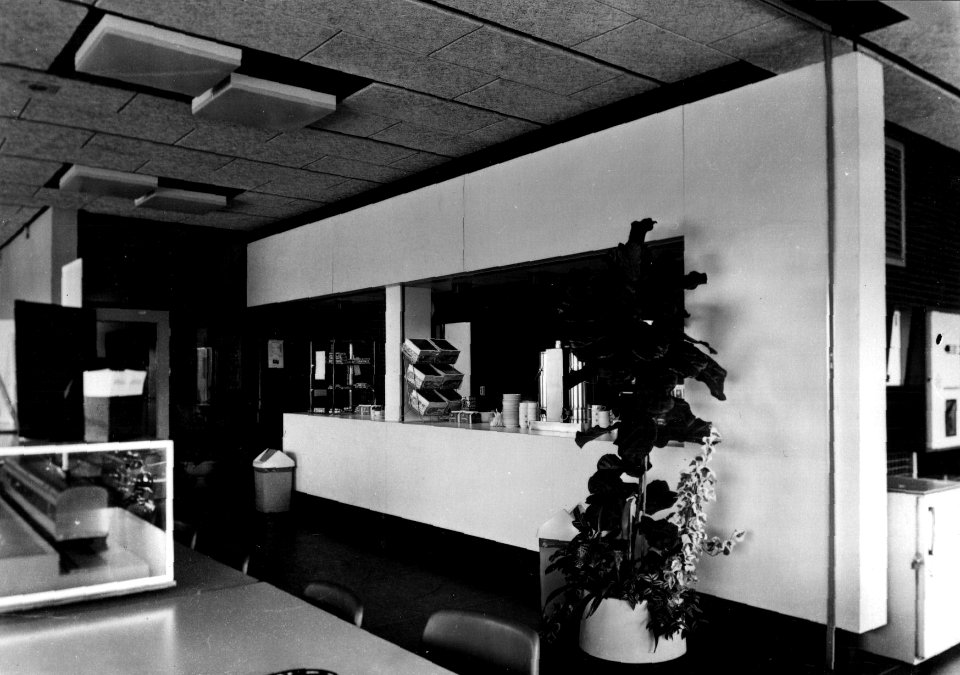 HUA-153784-Interieur van de N.S.-werkplaats Zaanstraat te Amsterdam- kantine