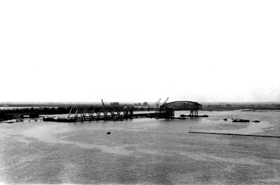 HUA-164378-Gezicht op de werkhaven ten behoeve van het (definitieve) herstel van de spoorbrug over het Hollandsch Diep bij Moerdijk