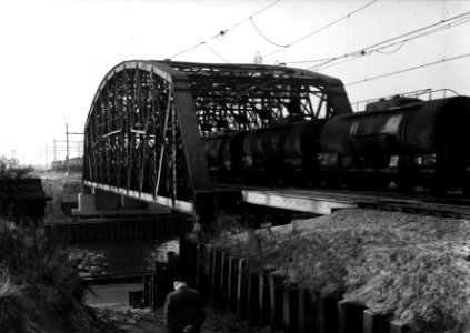 HUA-153600-Afbeelding van een olietrein op de verlegde spoorbrug over het Amsterdam-Rijnkanaal te Utrecht (spoorlijn Utrecht-Rotterdam) photo