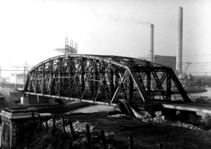 HUA-153598-Gezicht op de verlegde spoorbrug over het Amsterdam-Rijnkanaal te Utrecht (spoorlijn Utrecht-Rotterdam). Op de voorgrond het oude landhoofd photo