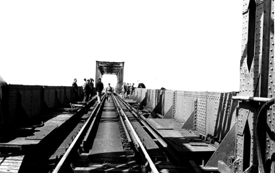 HUA-164385-Gezicht in de spoorbrug over de Beneden Merwede bij Baanhoek, tijdens de voorbereidende werkzaamheden voor het lichten van een brugdeel ten behoeve van het transport van een een brugdeel, bestemd voor