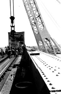 HUA-164386-Gezicht in de spoorbrug over de Beneden Merwede bij Baanhoek, tijdens de voorbereidende werkzaamheden voor het lichten van een brugdeel ten behoeve van het transport van een een brugdeel, bestemd voor