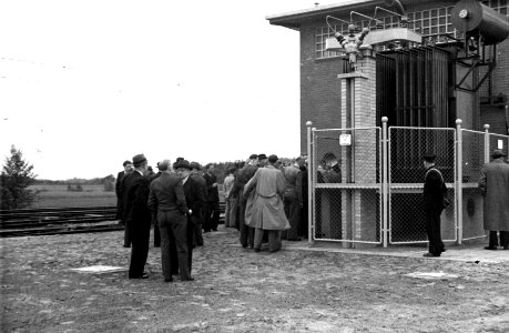 HUA-164343-Afbeelding van het bezoek aan het onderstation voor de voeding van de bovenleiding voor de spoorlijn vermoedelijk te Sterksel tijdens een speciale rit