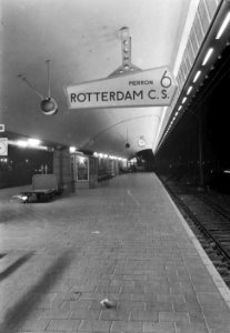 HUA-153218-Gezicht op het 6e perron van het N.S.-station Rotterdam C.S. te Rotterdam bij avond