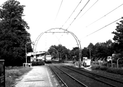 HUA-153121-Gezicht op het NS station Hilversum Sportpark te Hilversum met een electrisch treinstel mat 1964 plan V van de NS