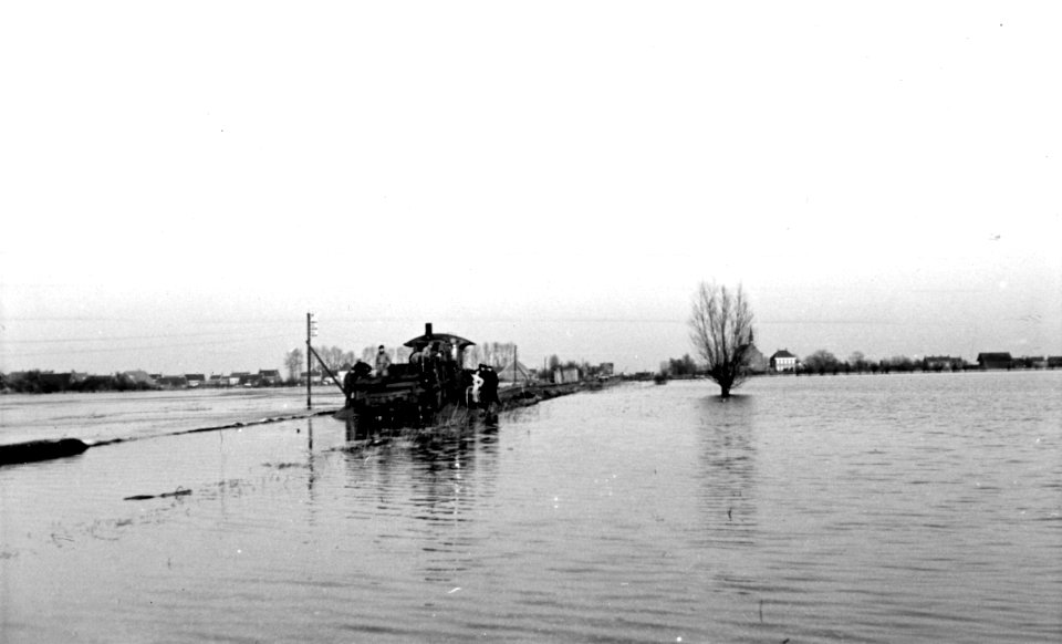 HUA-164372-Afbeelding van werkzaamheden aan de spoorlijn tussen Lage zwaluwe en Hooge zwaluwe kort na de watersnoodramp Geheel op de achtergrond het NS station H