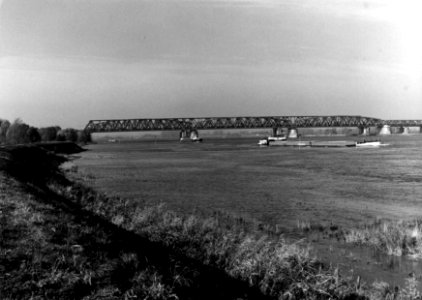 HUA-153682-Gezicht op de spoorbrug over de Waal bij Zaltbommel