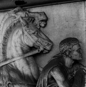 HUA-153746-Detail van het reliëf aan de linkertoren van het NS station Amsterdam CS te Amsterdam voorstellende een mansfiguur met twee paarden