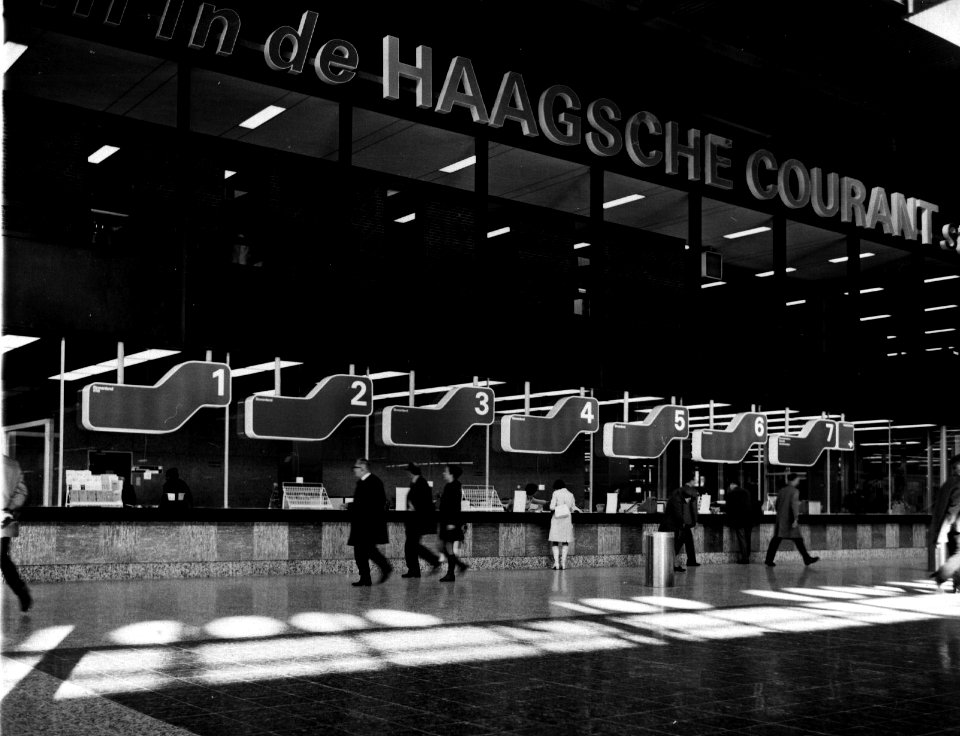 HUA-152447-Interieur van het N.S.-station Den Haag C.S. te Den Haag- hal en loketten
