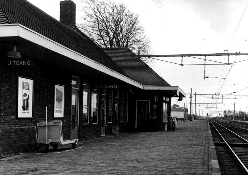 HUA-153204-Gezicht op de perronzijde van het N.S.-station Putten te Putten