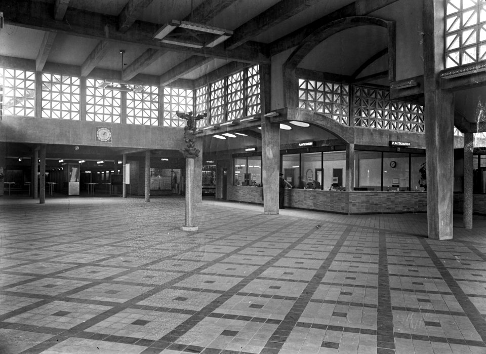 HUA-152395-Interieur van het N.S.-station Arnhem te Arnhem- hal