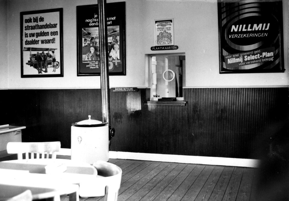 HUA-153735-Interieur van het N.S.-station Visvliet te Visvliet- wachtkamer met loket