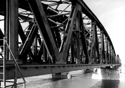 HUA-153677-Gezicht op de spoorbrug over de Waal bij Zaltbommel