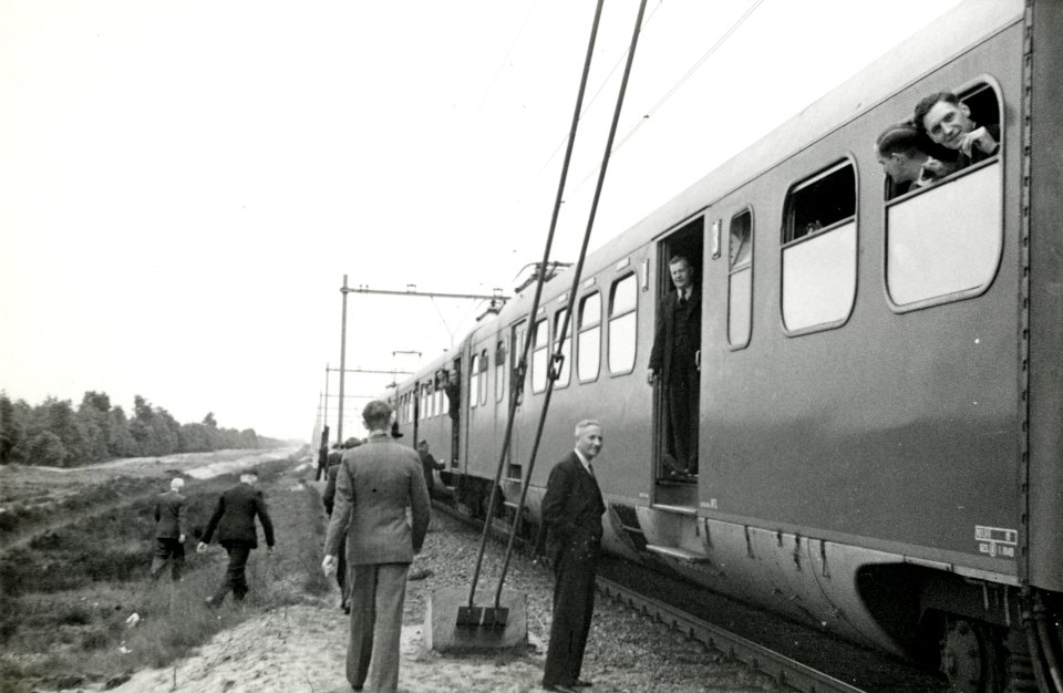 HUA-164341-Afbeelding een speciale rit met een electrisch treinstel mat. 1946 van de N.S. voor N.S.-personeel ter gelegenheid van de electrificatie van de spoorlijnen in Limburg tijdens een stop ten zuiden van M