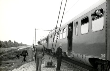 HUA-164341-Afbeelding een speciale rit met een electrisch treinstel mat. 1946 van de N.S. voor N.S.-personeel ter gelegenheid van de electrificatie van de spoorlijnen in Limburg tijdens een stop ten zuiden van M